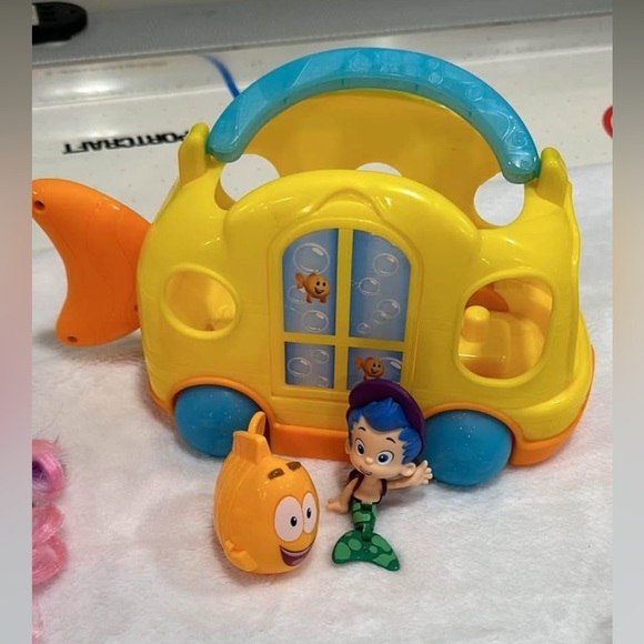 Bubble Guppies Colorful Underwater Adventure Playset. One bus with figurines, - Picture 3 of 10